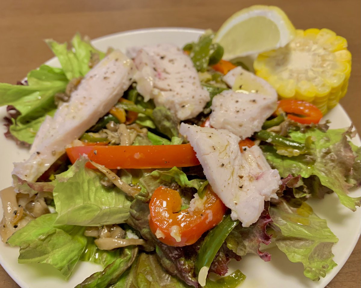 🥢今日の一品、盛り沢山サラダ 🥗朝採れレタス 🥗しめじの醤油麹ソテー 🥗パプリカの塩麹ソテー 🥗鶏ハム 🥗蒸し🌽