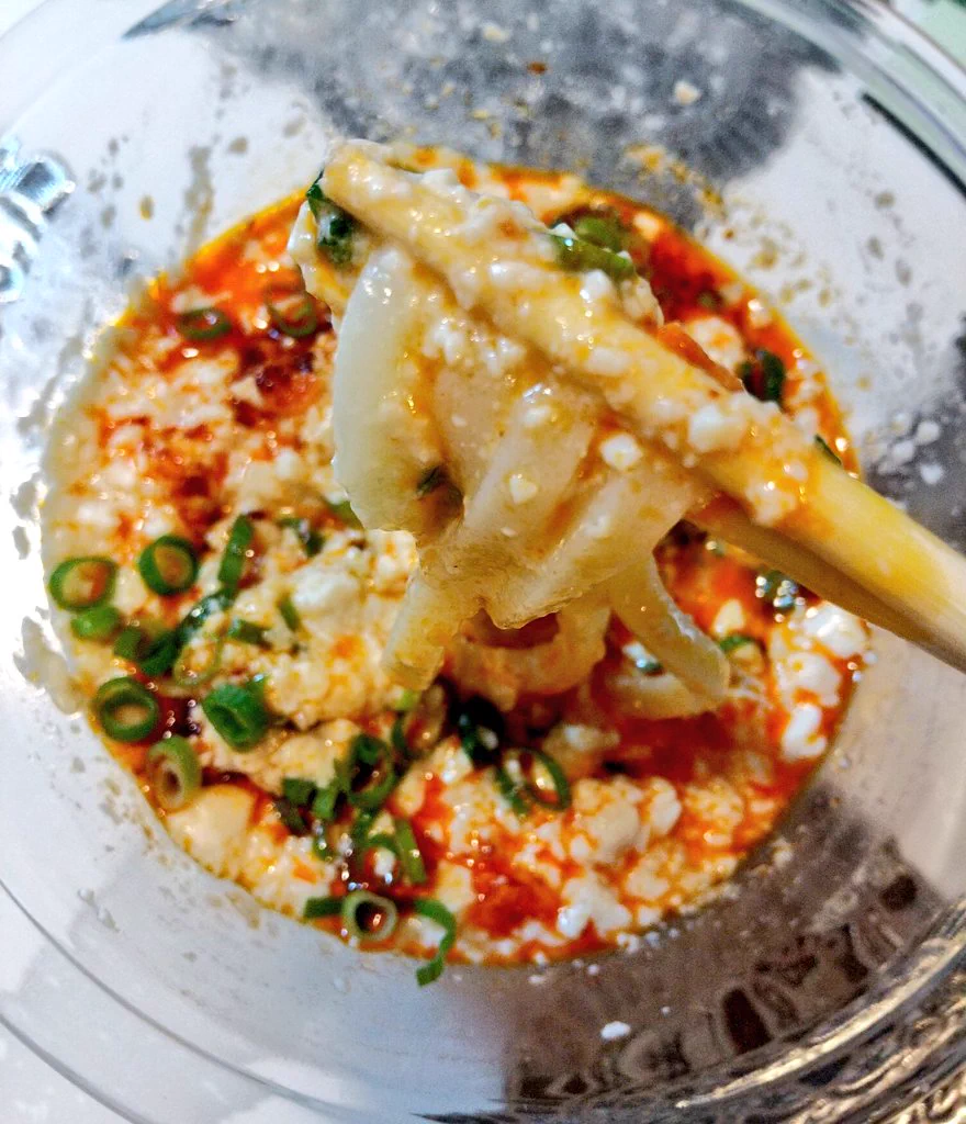 奇跡的にうちに材料が揃ってたので作ってみたのだけど、これうどんなくても付けダレだけでもバクバク食べちゃう🍜  