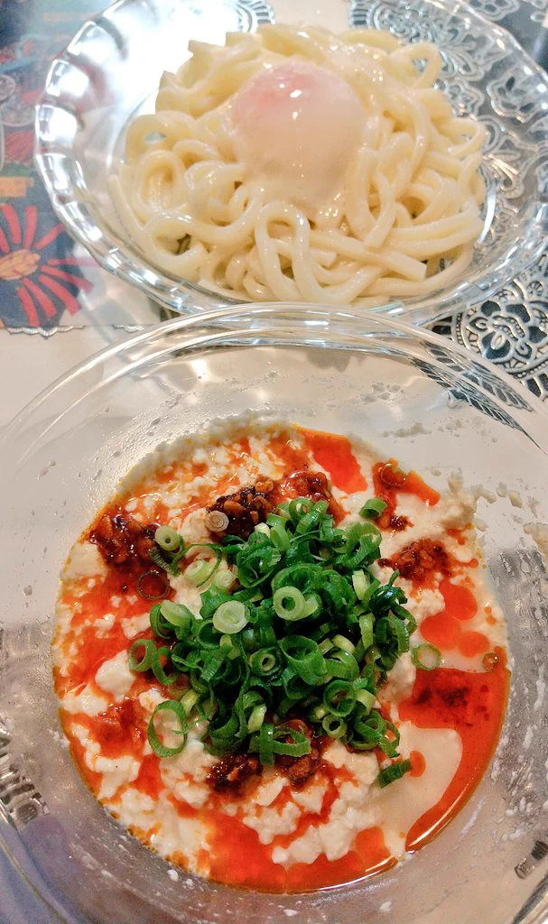 奇跡的にうちに材料が揃ってたので作ってみたのだけど、これうどんなくても付けダレだけでもバクバク食べちゃう🍜  