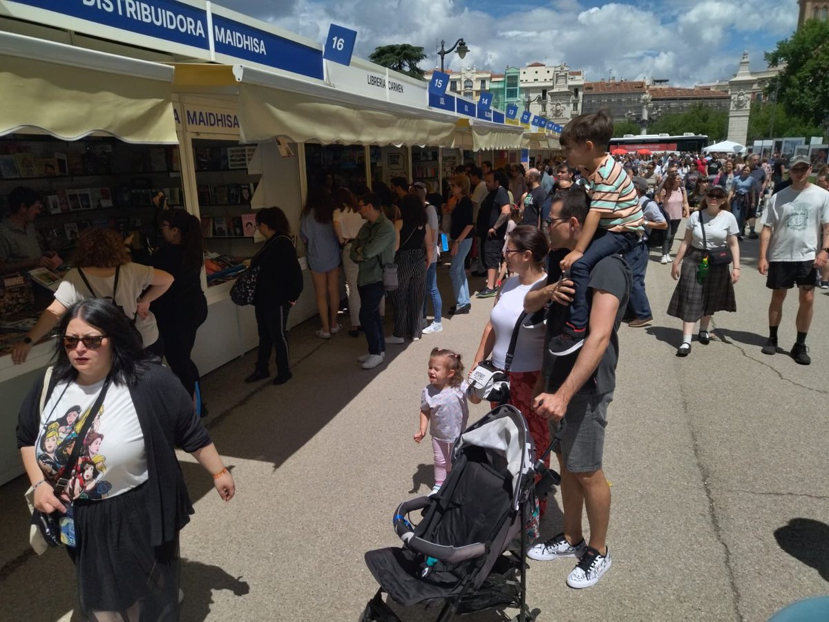 libreriaprimera's tweet photo. Primeras firmas de ‘Crónica de 30 años en primera línea. ETA, Euskadi y el mundo’, por su autor, Fidel Raso, en la Feria del Libro de Madrid. Estará hasta las 15:00 horas en la caseta nº16 (Maidhisa). ¡Acercaos! #edicionesbeta @MemorialVT https://t.co/9NrhT8g6Bx
