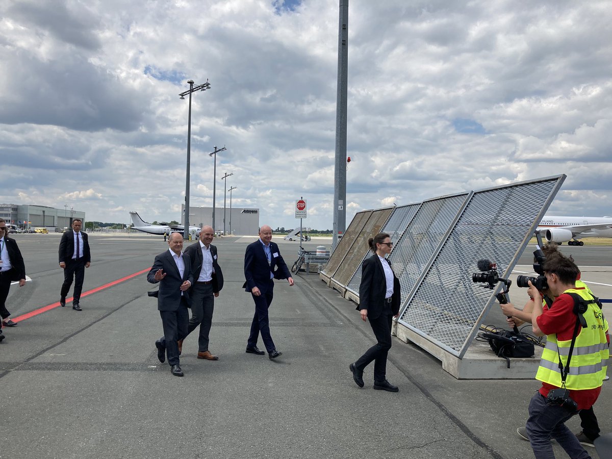 Nach dem Kirchentag schaut Kanzler Scholz noch bei der DRF-Luftrettung am Nürnberger Flughafen vorbei. Nebenan steigt in Sichtweite gerade Ministerin Baerbock aus dem Flieger. #dpareporter