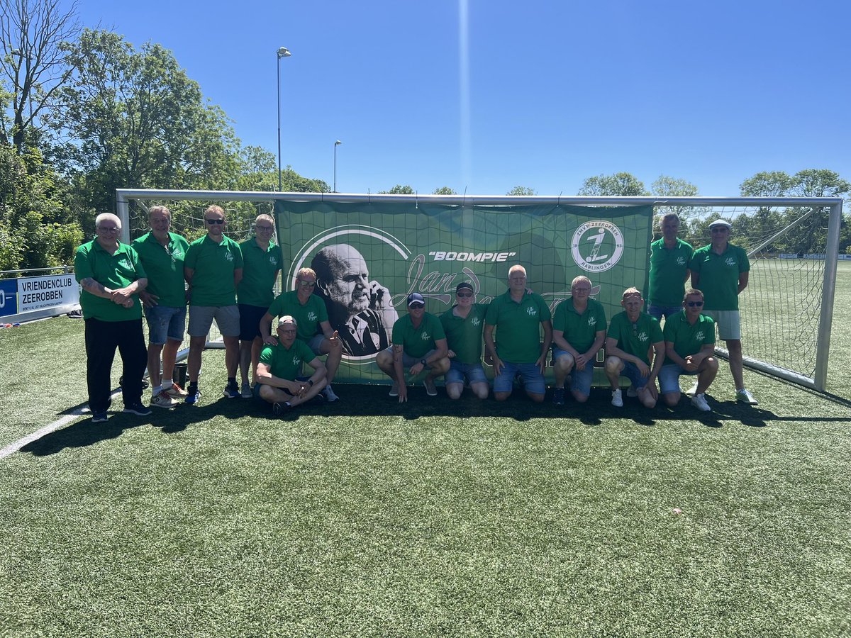ZeerobbenTweets's tweet photo. Wat een moment op de Familiedag💚 Vanaf deze editie gaat het Kleinveldtoernooi verder onder de naam Jan Boomsma Familietoernooi. 

Aangeboden door zijn maten van de Effe Lappe groep. 

RIP Jan Boomsma. 💚🤍💚 https://t.co/qkToxHaWnt