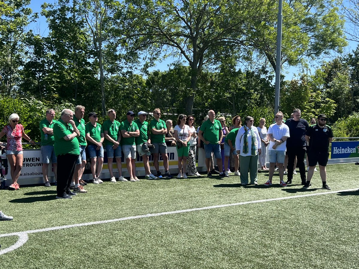 ZeerobbenTweets's tweet photo. Wat een moment op de Familiedag💚 Vanaf deze editie gaat het Kleinveldtoernooi verder onder de naam Jan Boomsma Familietoernooi. 

Aangeboden door zijn maten van de Effe Lappe groep. 

RIP Jan Boomsma. 💚🤍💚 https://t.co/qkToxHaWnt