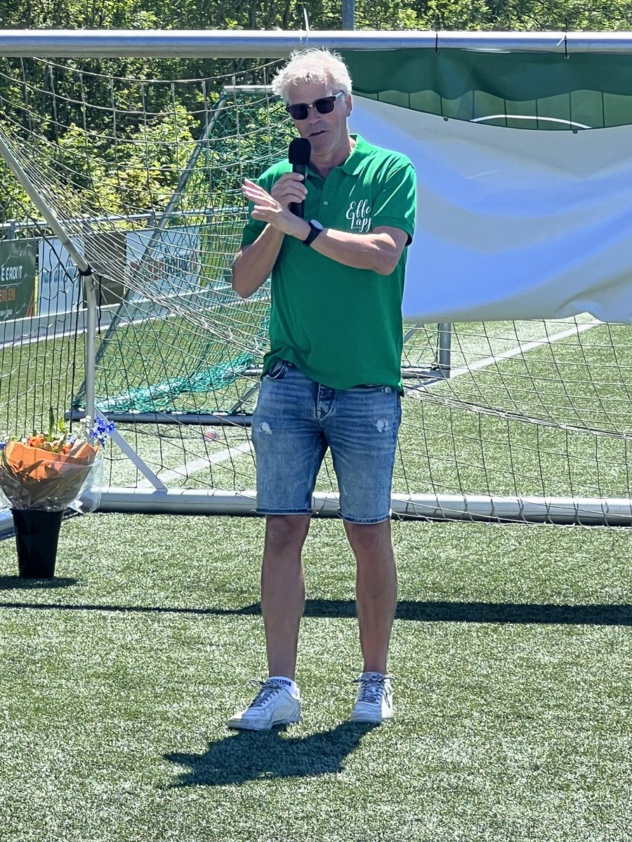 ZeerobbenTweets's tweet photo. Wat een moment op de Familiedag💚 Vanaf deze editie gaat het Kleinveldtoernooi verder onder de naam Jan Boomsma Familietoernooi. 

Aangeboden door zijn maten van de Effe Lappe groep. 

RIP Jan Boomsma. 💚🤍💚 https://t.co/qkToxHaWnt