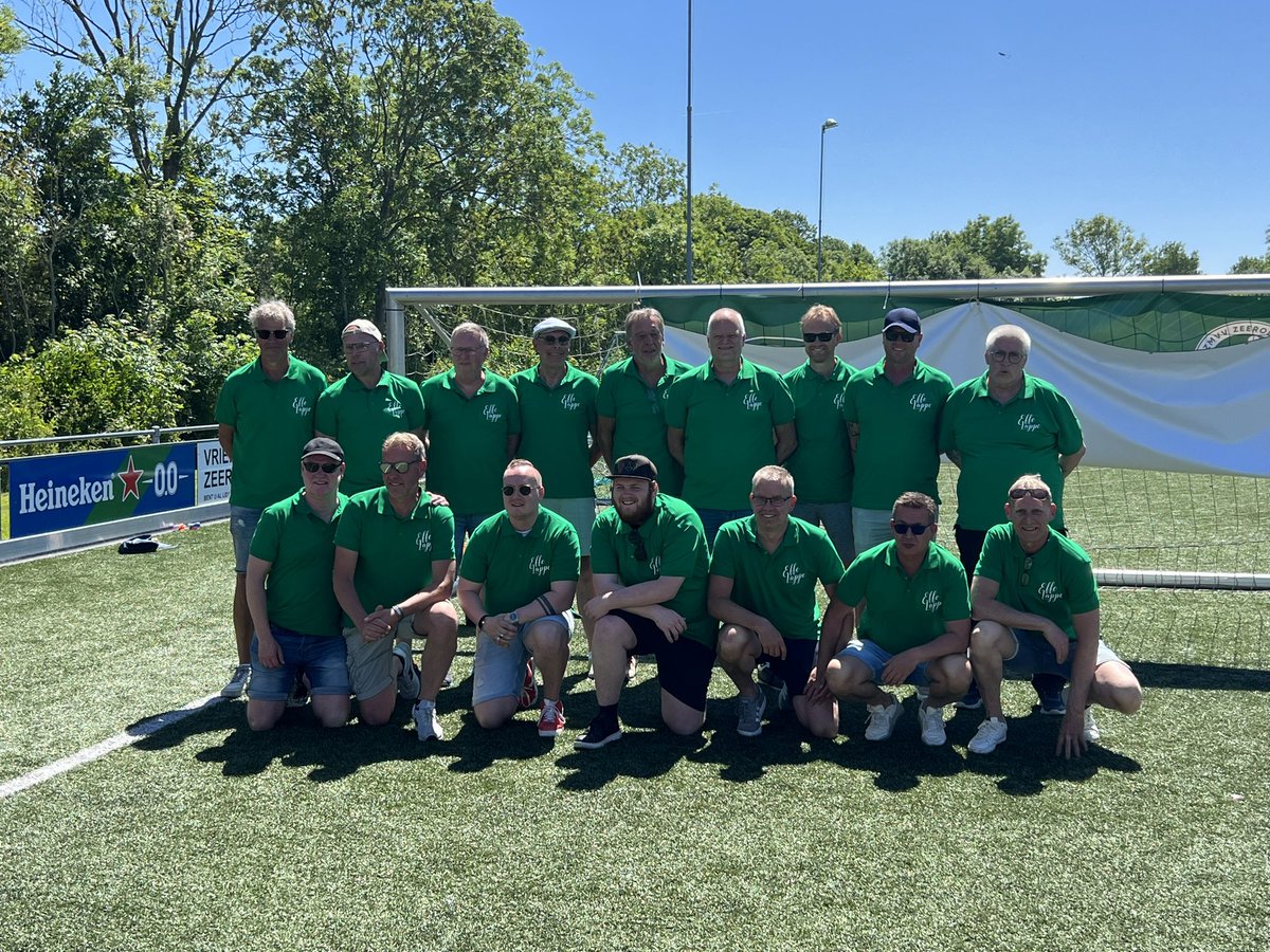 ZeerobbenTweets's tweet photo. Wat een moment op de Familiedag💚 Vanaf deze editie gaat het Kleinveldtoernooi verder onder de naam Jan Boomsma Familietoernooi. 

Aangeboden door zijn maten van de Effe Lappe groep. 

RIP Jan Boomsma. 💚🤍💚 https://t.co/qkToxHaWnt