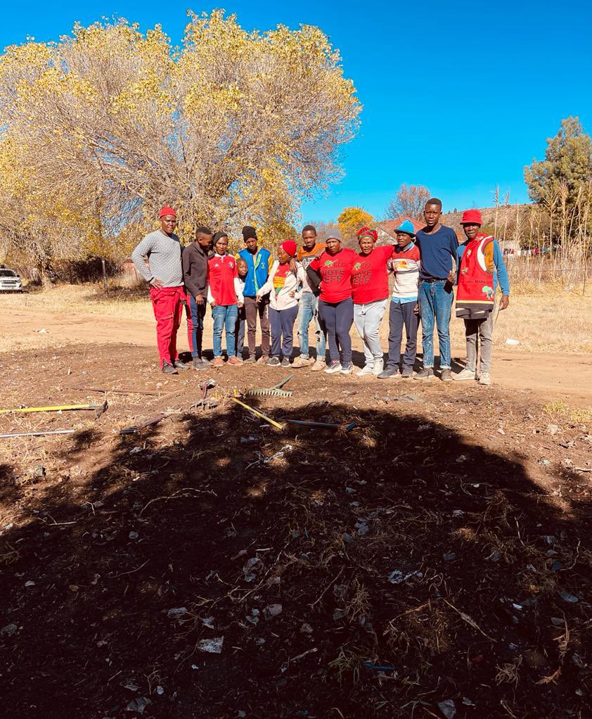 ♦️In Pictures♦️

#AndriesTataneCleanupCampaign in Zastron ward5, Mohokare led by PCT member, Fighter Naledi Mkhendani 

-Keeping our communities clean