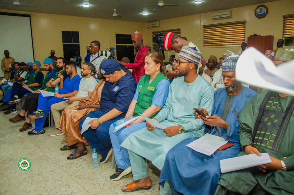 Yesterday, I was at the Malam Aminu Kano Teaching Hospital to flag-off the free open heart surgery for patients with cardiac malfunction, which is sponsored by the Government of Saudi Arabia in partnership with the Muslim World League and the Teaching Hospital. 

I’m happy that