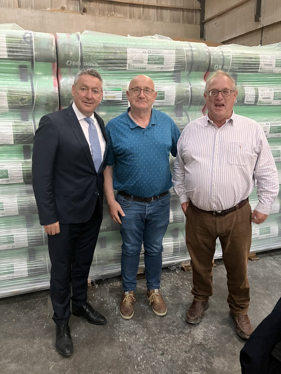 Nice to talk to @BillyKelleherEU and @JerOMahony2021 Chairperson of Wexford @IFAmedia in Farming Information meeting at John Cullens Grain Yard.

#IFA