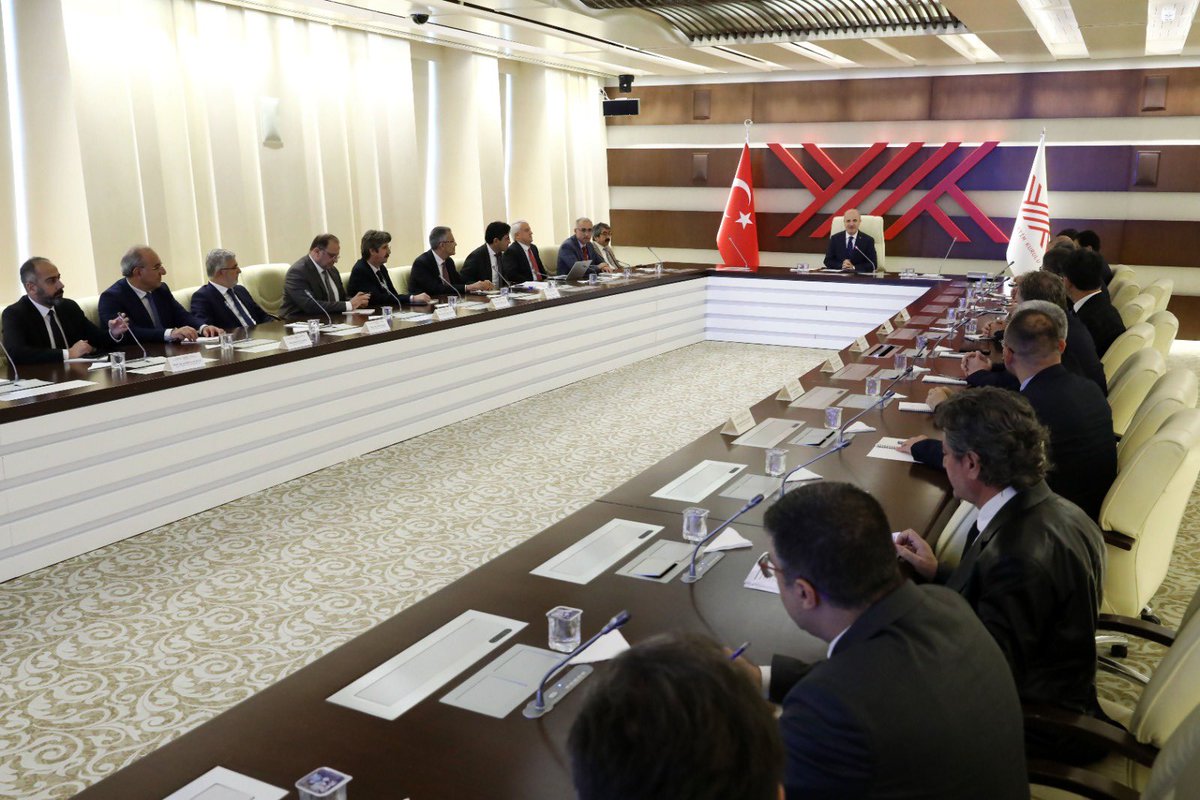 Yükseköğretim Kurulu (YÖK) Başkanlığında düzenlenen toplantıda Rektörlük Mazbatasını YÖK Başkanımız Sayın Prof. Dr. <a href="/erolozvar/">Erol Özvar</a> hocamızdan teslim aldım. 
👉  yyu.edu.tr/haberler/van-y…