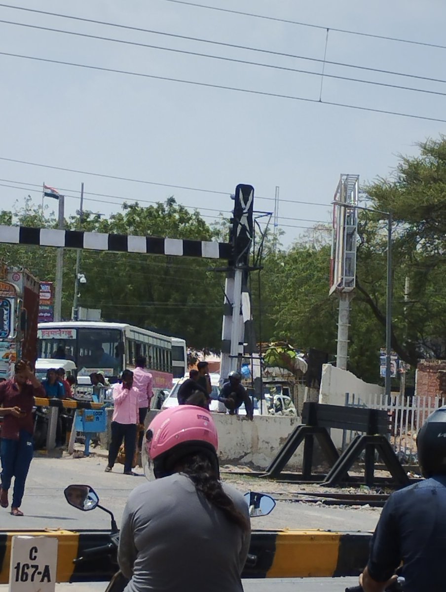 <a href="/DmChuru/">District Collector & Magistrate, Churu</a>  <a href="/ShantiDhariwal/">Shanti Dhariwal</a> <a href="/payalsainiINC/">Payal Saini</a> <a href="/ashokgehlot51/">Ashok Gehlot</a>  <a href="/RajCMO/">CMO Rajasthan</a> <a href="/rpbreakingnews/">Rajasthan Patrika</a> <a href="/RajGovOfficial/">Government of Rajasthan</a> 
यह चित्र चूरू शहर कलेक्ट्रेट के सामने चूरू अग्रसेन नगर फाटक का है। 24 घंटे में से दिन रात यह लगभग 50 से अधिक ट्रेन की आवाजाही के कारण बंद ही रहता है।