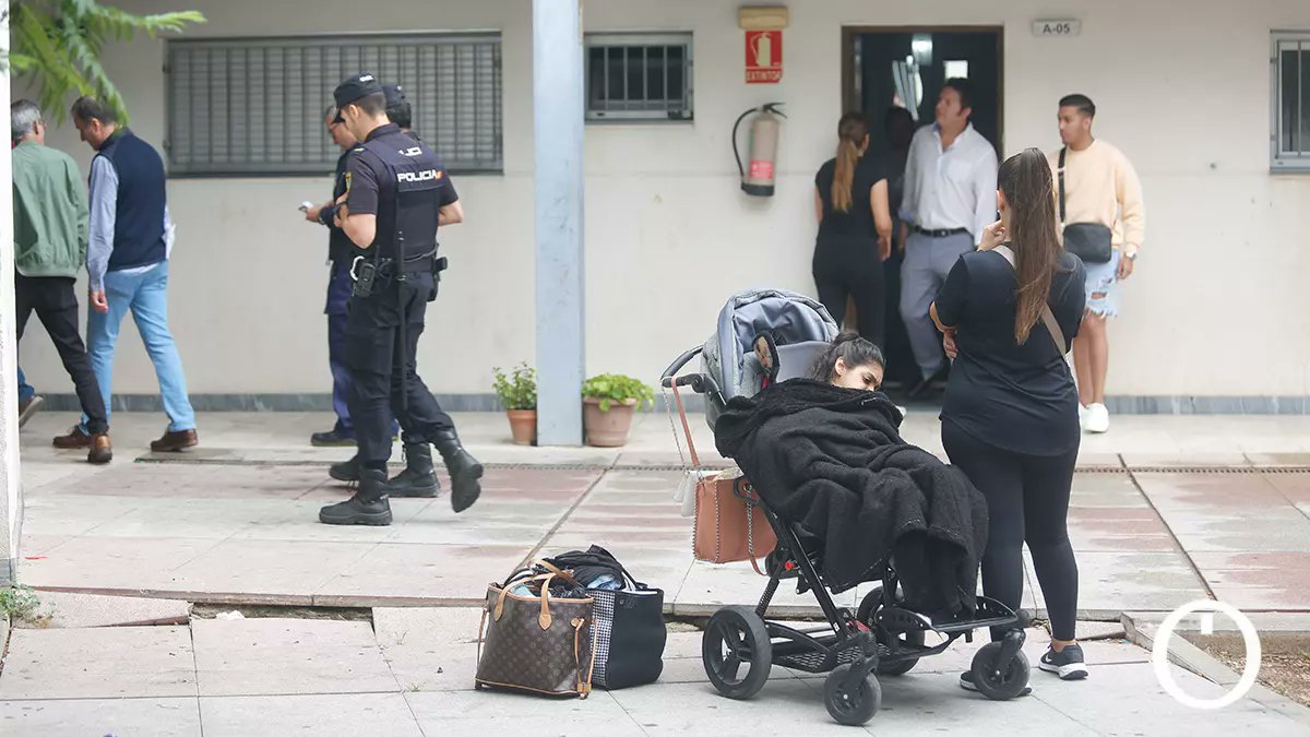 Ayer fue desahuciada una familia en Córdoba con 3 hijos, uno de ellos con parálisis cerebral. Mientras, los grandes medios de comunicación nos hablan del problema de la okupación.