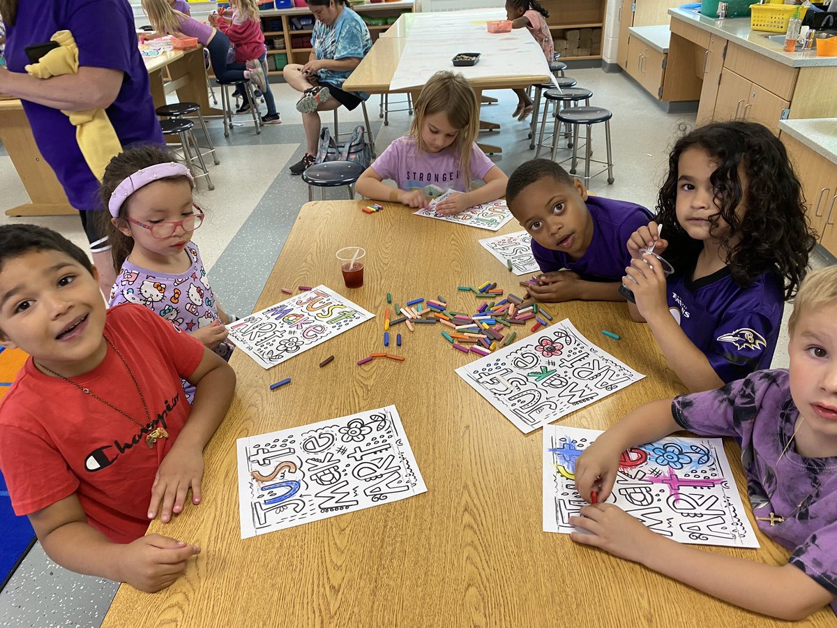 ArtmommaJohnson's tweet photo. Smog from Canada can’t smoke out our indoor Field Day! A stop in the Art Room to color your grade level banner was a relaxing treat!
#AACPSVisualArts
#AACPSAwesome
#GBParkAACPS https://t.co/hE6BXBFIpO