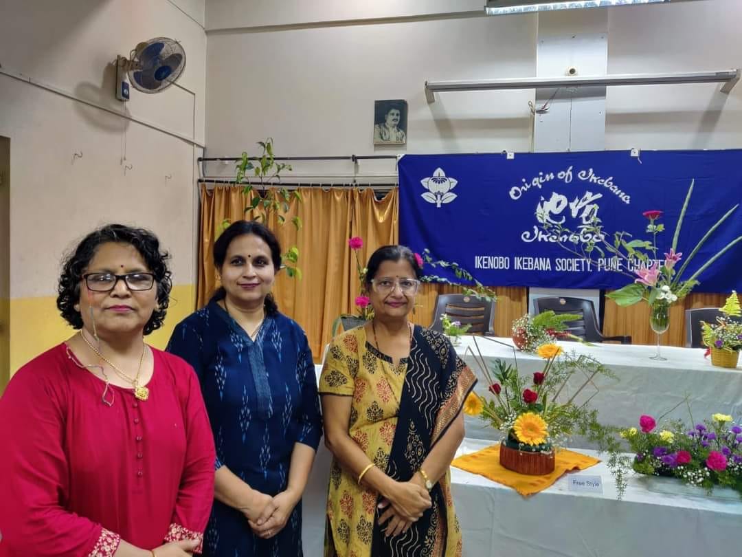 RKothrud's tweet photo. Ikenobo Ikebana Society of Pune chapter and Rotary Club of Pune Kothrud did this workshop in synergy.
More than 18 ladies participated in this beautiful, colorful workshop learning new things about arranging flowers, leaves, and accessories.
It indeed was a great experience! https://t.co/u8F4d82nqc