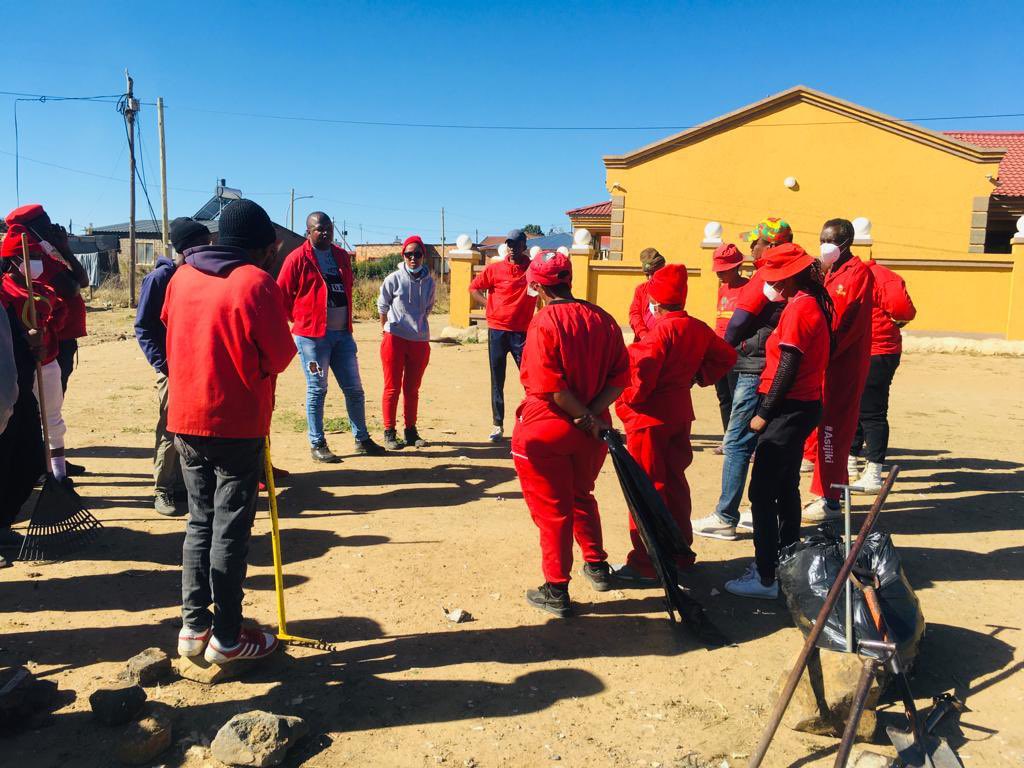 ♦️In Pictures♦️

EFF Convenor of CCT deployees to Free State, Commissar @MsaneThembi leading the #AndriesTataneCleanupCampaign in Kroonstad ward9, Moqhaka.

The EFF is committed to cleaning and keeping our society in a conducive manner.