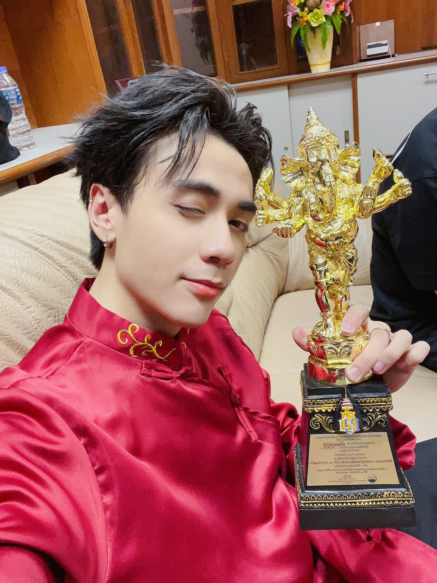QH_MasterD's tweet photo. Chiếc cúp của chúng mình - The 11th National Radio and Television Awards Ceremony Ganesha Awards 2023 - Thailand. Một lần nữa cảm ơn mọi người rất nhiều, mong rằng Quang Hùng MasterD sẽ ngày càng được mọi người cổ vũ và yêu thương hơn nữa nhé .. 🏆💙💙

#QuangHungMasterD 
#ThankyouMuzik