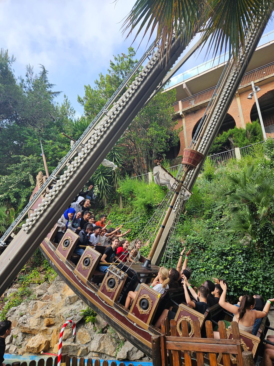 EscolaTanit's tweet photo. 🎢 Sumem aventures❗️ Gaudim d'un dia inoblidable al #Tibidabo. Riures, emocions i felicitat han omplert l'aire mentre pujàvem a les atraccions. Moments compartits que els acompanyaran sempre 💕#SortidaEscolar #MomentsInoblidables 🎡✨ https://t.co/Ol2rQo5KcD