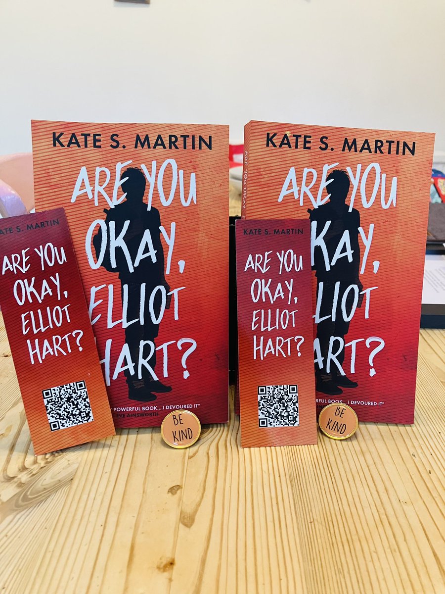 The sun is shining. ☀️

#Giveaway time. 

This is all for all #teachers and #librarians. A signed copy of Are you Okay Elliot Hart? For your school. With bookmarks and pin badges. To enter: 

🧡 follow me
🧡 retweet
🧡 like this post 

TWO winners to be announced on 17/06/23 🧡