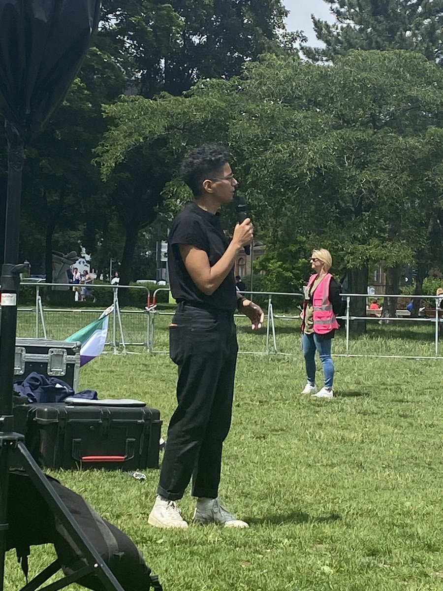RoisinMichaux's tweet photo. @el_nagashi is a member of the Austrian Parliament (with the Greens 😬) - imagine how courageous she has to be to stand up and speak amongst the untouchable TERFs. No excuses, people! #LetWomenSpeakVienna https://t.co/nYvjnjcoop