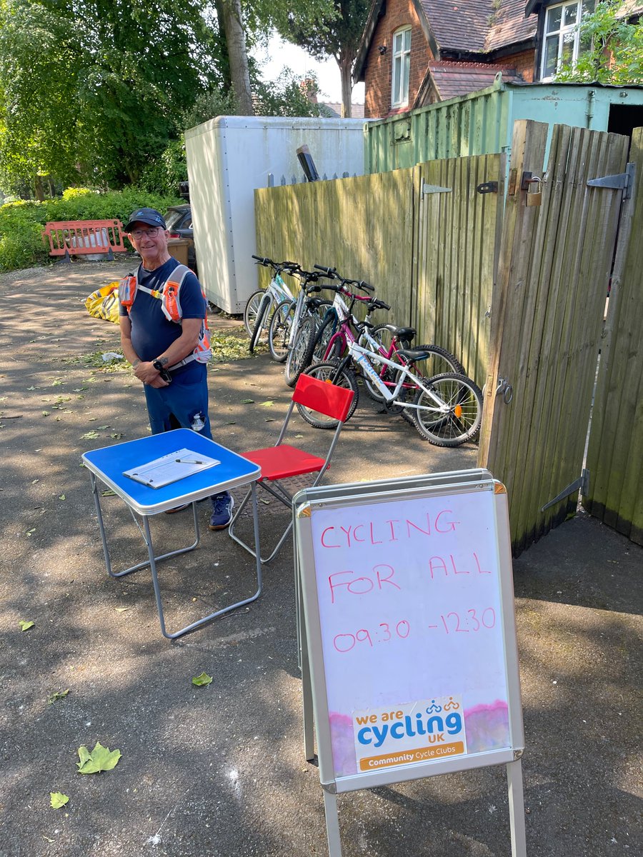 A beautiful and busy morning in Palfrey Park today. A thank you to Imrana from #OnePalfreyBigLocal and Pete from the #CyclingForAll community that do make a difference in their community 👌