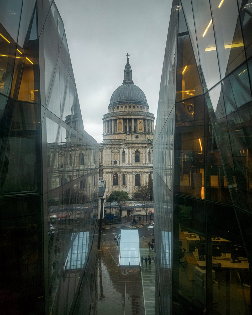 St. Paul's Cathedral: Historic Anglican church in London with stunning art and architecture. Must-see landmark.

#stpaulscathedral #londonphotography #cathedral #milleniumbridge #travelphotography  #millenniumbridge #instareel