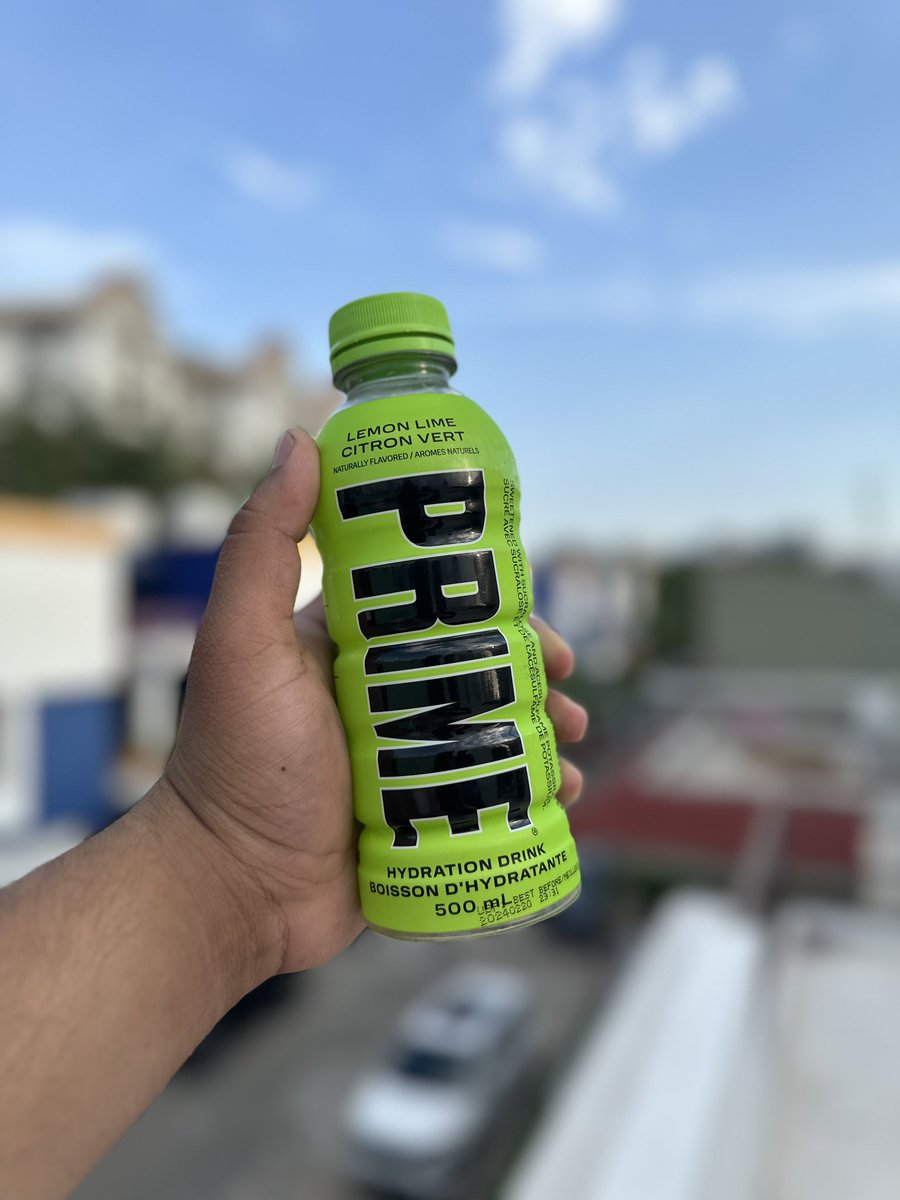 100packabs's tweet photo. @KSI @LoganPaul @PrimeHydrate 
Need this thing in India!
A friend of mine got this from the UK!

Loved The Lemon Lime! https://t.co/f5UoTmKkpT