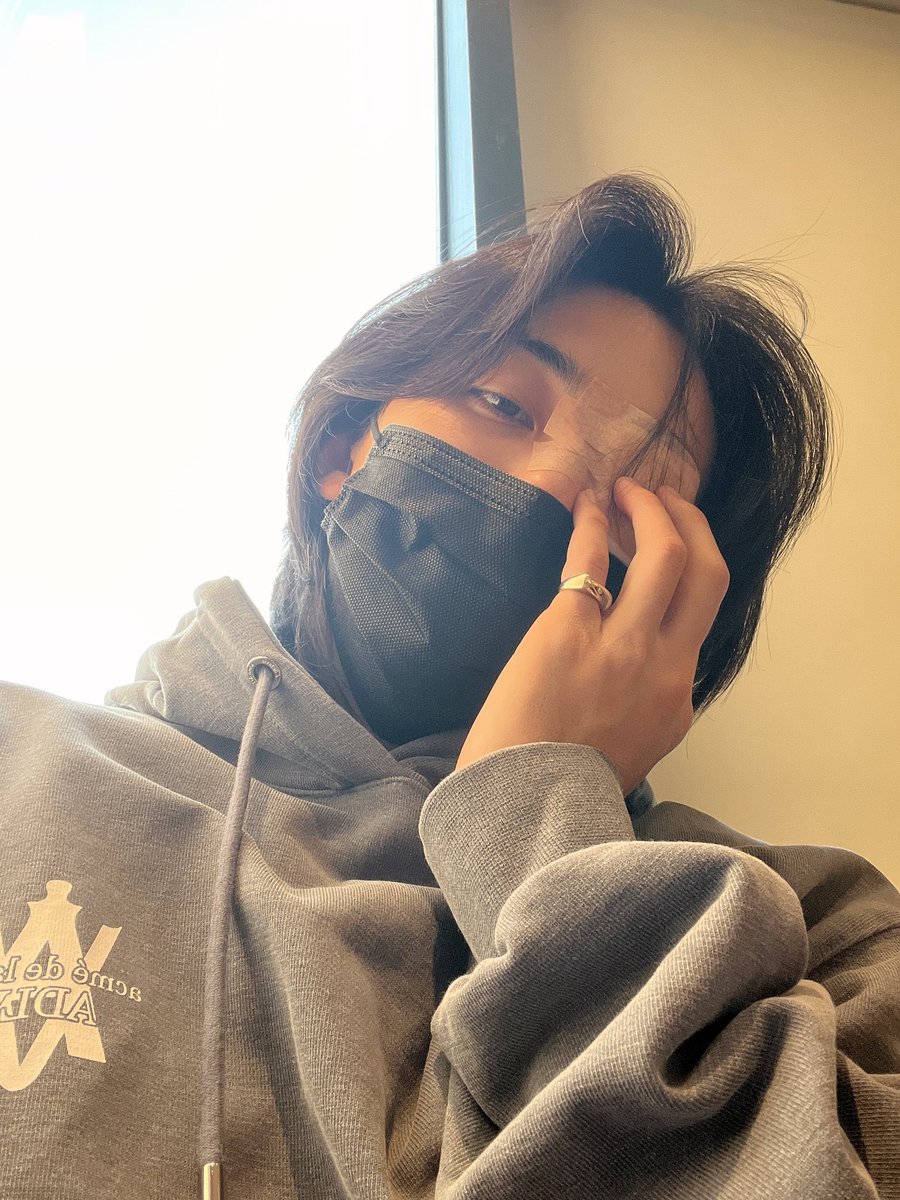 다래끼째고 온 날 냅다 수업끝나고 나오는 김민구 붙잡고 형큰일낫다. 해서 민구 가슴 철렁거리게 만들기 1차
한쪽눈으로 볼라니까 니가 잘 안보여 가까이와바 ㅠ 해서 코 앞에 온 김민구한테 뽀뽀갈겨서 심쿵하게 만들기 2차
연타날리고 자초지종 들은 김민구한테 등짝두대맞음