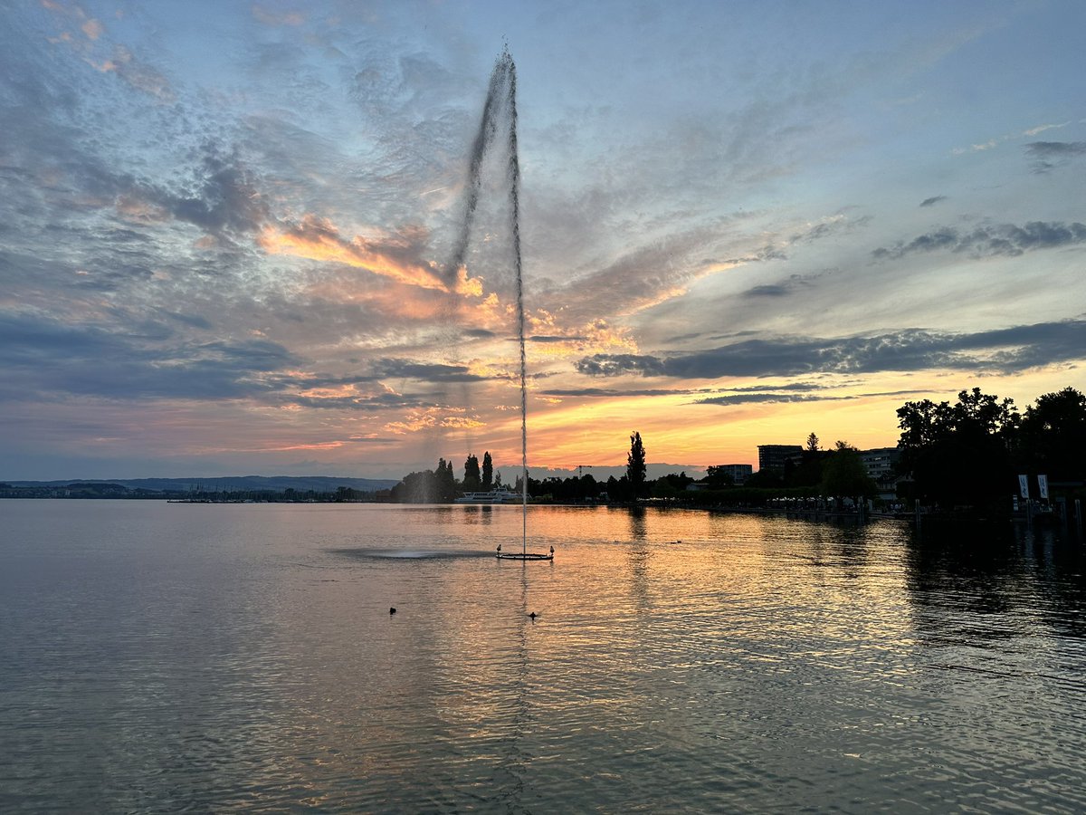 Einfach schön wenn’s schön ist! Wunderschön am abendlichen Zugersee! 🥰😍🤍💙🤍🇨🇭😍🥰❤️