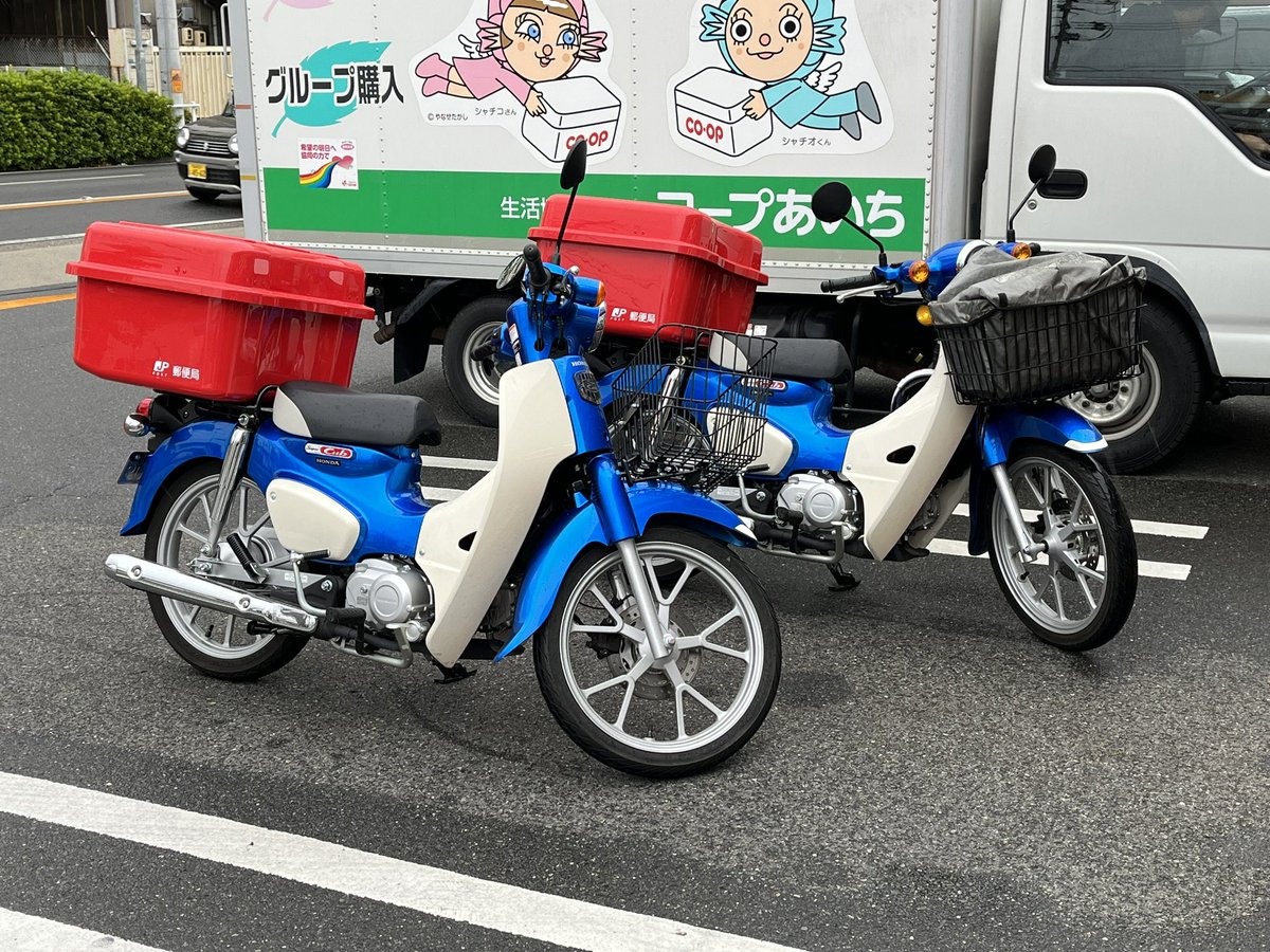 郵便カブ 先日コンビニに寄ったら、箱に郵便局と書いてあるのに普通の現行カブ
