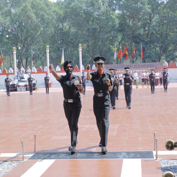 IaSouthern's tweet image. Colours of #OliveGreens ! 

Glory fills the sky as #GCs earn their ⭐️
GOC-in-C, #SouthernCommand was the Chief Guest for Pipping Ceremony. Proud to see future military leaders, take their ‘पहला कदम’ towards serving our Nation. Congratulations &amp;amp; may you shine like stars in the sky