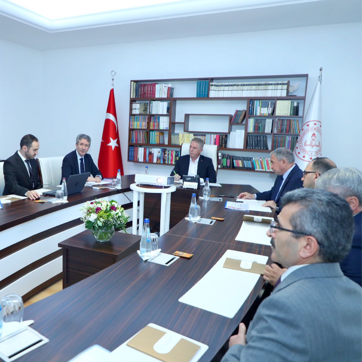 TC_istanbul's tweet photo. İstanbul Valisi @gul_davut, İl Milli Eğitim Müdürlüğü’nü ziyaret etti, ilimizde yürütülen eğitim faaliyetleri ve çalışmalara ilişkin brifing aldı. https://t.co/aeBnYd8b35
