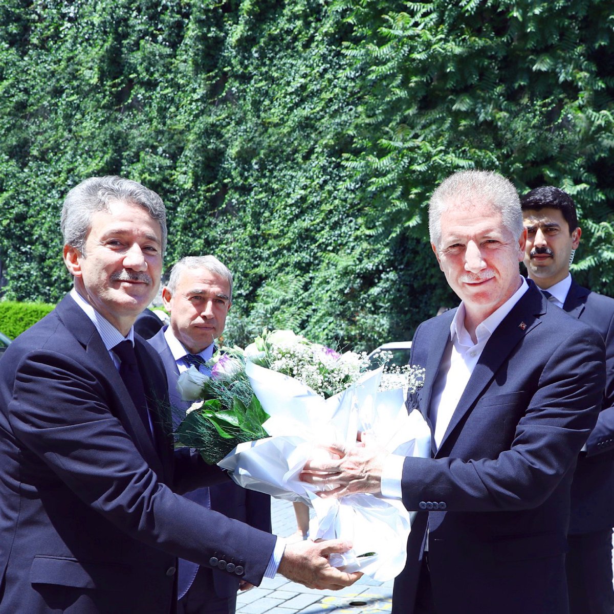 TC_istanbul's tweet photo. İstanbul Valisi @gul_davut, İl Milli Eğitim Müdürlüğü’nü ziyaret etti, ilimizde yürütülen eğitim faaliyetleri ve çalışmalara ilişkin brifing aldı. https://t.co/aeBnYd8b35