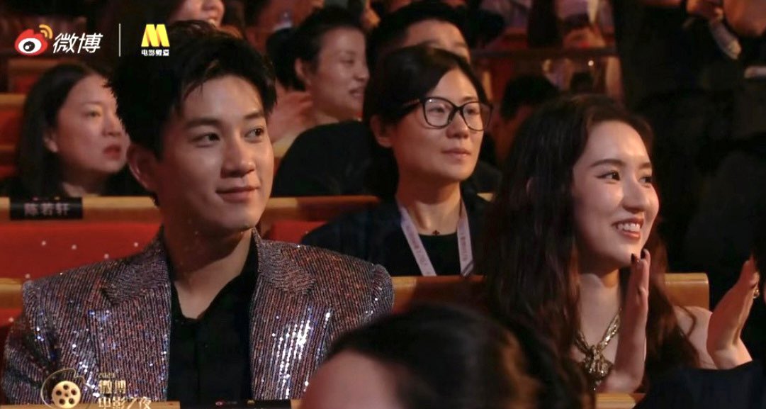 both of them are also sitting together inside the venue :”) 

#TheLoveYouGiveMe #你给我的喜欢