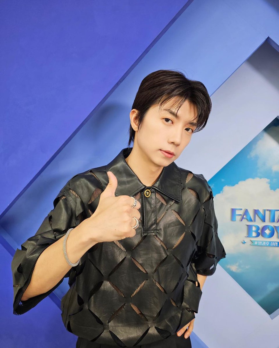 2pmalways's tweet photo. [2PM IG]
Jang Wooyoung producer-nim, who didn't hold back on giving warm advice to and treated the Fantasy Boys sincerely, you've worked hard🩵

#🐣 #WhoTookCareOf #Our #ThursdayNight
#AngDay #Continues
https://t.co/PrUwXTGuIZ https://t.co/IKwo6RPB3I