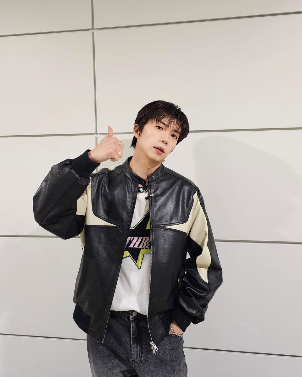 2pmalways's tweet photo. [2PM IG]
Jang Wooyoung producer-nim, who didn't hold back on giving warm advice to and treated the Fantasy Boys sincerely, you've worked hard🩵

#🐣 #WhoTookCareOf #Our #ThursdayNight
#AngDay #Continues
https://t.co/xWy2OnzJhQ https://t.co/RcfnFllob1