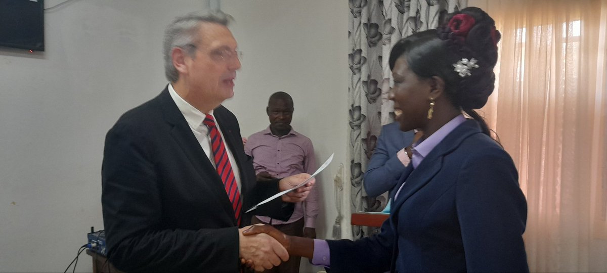 Cérémonie de remise de diplômes aux 36 Auditeurs de la 4ème promotion Tamboula ce jour dans la salle de conférence de l'ENAM. Cérémonie rehaussée par la présence du ministre de la Fonction Publique, de l'ambassadeur de France et du DG de l'ENAM. Ambiance festive et conviviale.
