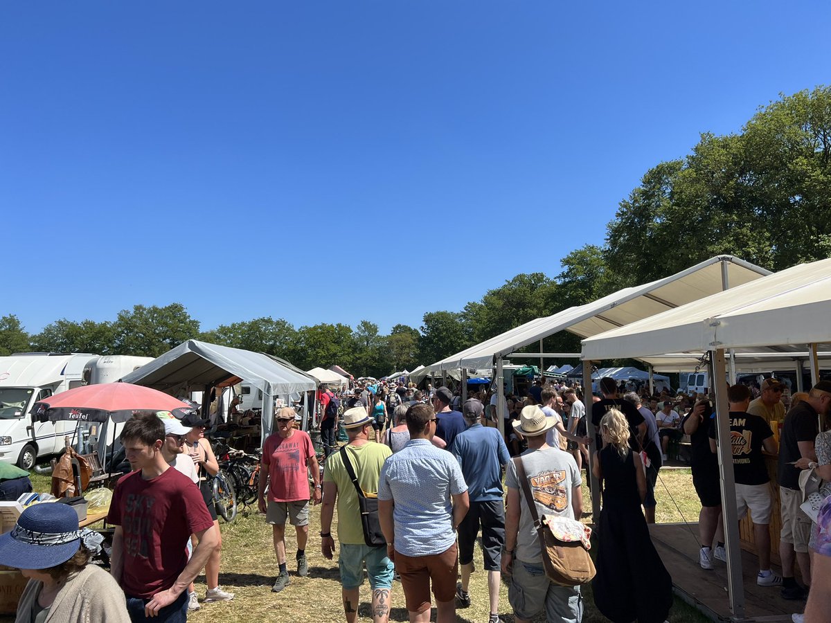 RainerReelfs's tweet photo. #OldtimerMarkt Bockhorn. Hier geben die Menschen einen Haufen 💩 auf grüne Bevormundung und leben und lieben Kultur.
#Vintage #Oldschool #Kulturgut https://t.co/u0zMz5Qkx9