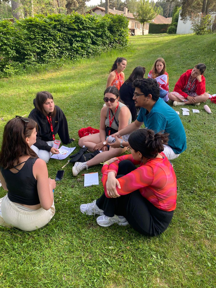 Retour sur les UE de <a href="/La_FNESI/">FNESI</a>
Au programme : présentation de handinamique en plénière et animation de la Handinbox et d'un atelier de sensibilisation au #handicap auprès de 50 #étudiants en soins infirmiers
Merci à <a href="/La_FNESI/">FNESI</a> pour l'accueil d'Hussein notre Secrétaire général  🦾