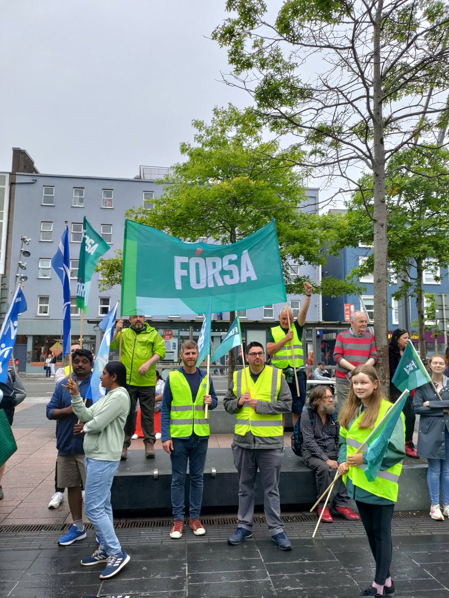 @forsa_union_ie @ForsaCork #raisetheroof

Proud to wave the flag today for all members affected by the housing crisis