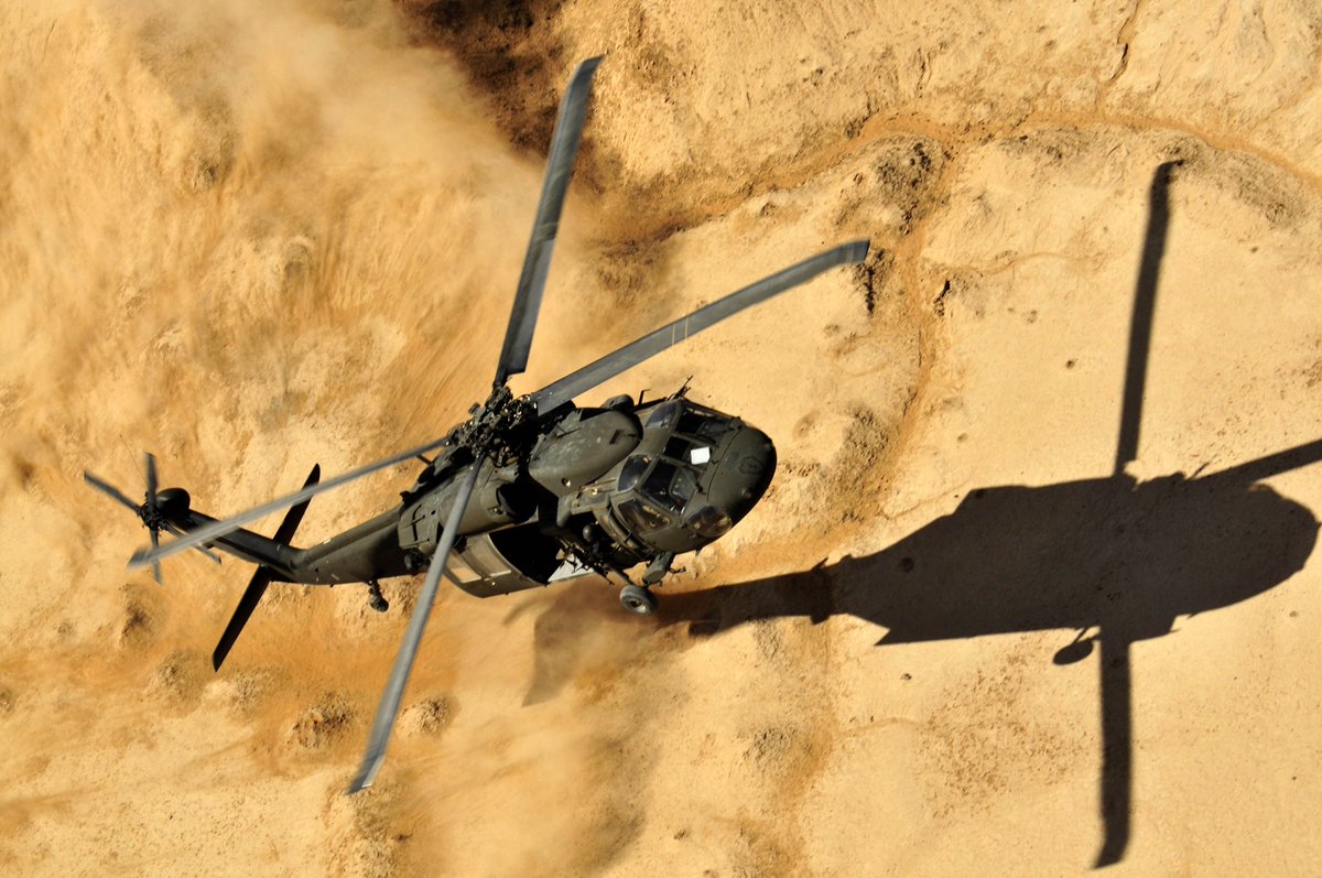 Blackhawk Untuk Malaysia!

Pada 27 Mei 2023, Kementerian Pertahanan Malaysia menandatangani perjanjian sewa dengan penyedia layanan penerbangan lokal Aerotree untuk penyediaan empat helikopter bekas Sikorsky UH-60A+ Black Hawk yang akan digunakan Tentara Darat Malaysia (TDM). 1)