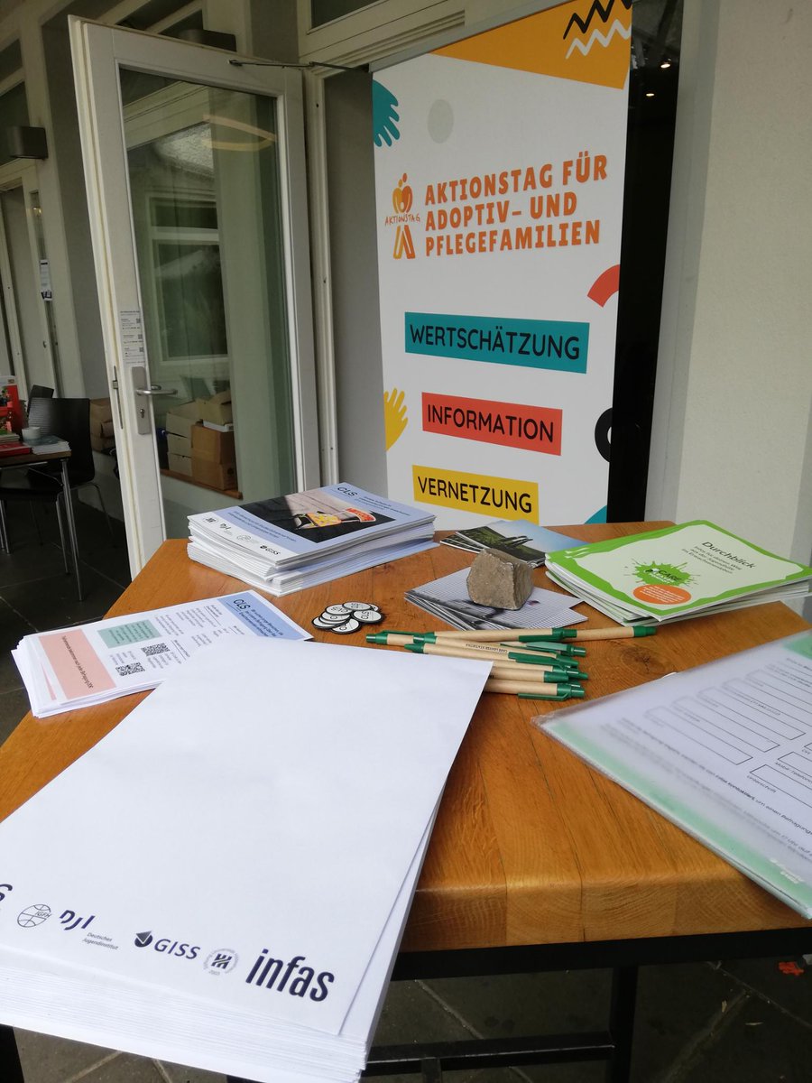 Auch wir sind heute beim  #AktionstagPFAD 2023 in #Berlin dabei. Vielen Dank für die Einladung! Visiting action day for adoptive- and foster families in berlin today. #cls_studie #careleaver #pfad #empoweryouth #pflegefamilien #wissenschaftskommunikation <a href="/pfad_verband/">PFAD Bundesverband</a> @empoweryou