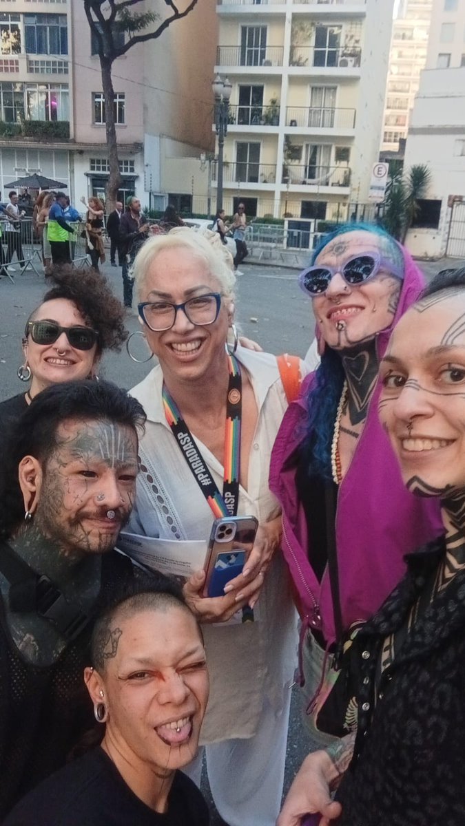 tang3l's tweet photo. Depois de anos e anos saiu o abraço com a @sarawagneryork ... Cena de cinema e coisa e tal. Te amo, sua linda!
Bloco des Freaks | 6ª Marcha do Orgulho Trans | #OrgulhoFreak @frrrkguys https://t.co/ATwhoEPFi0