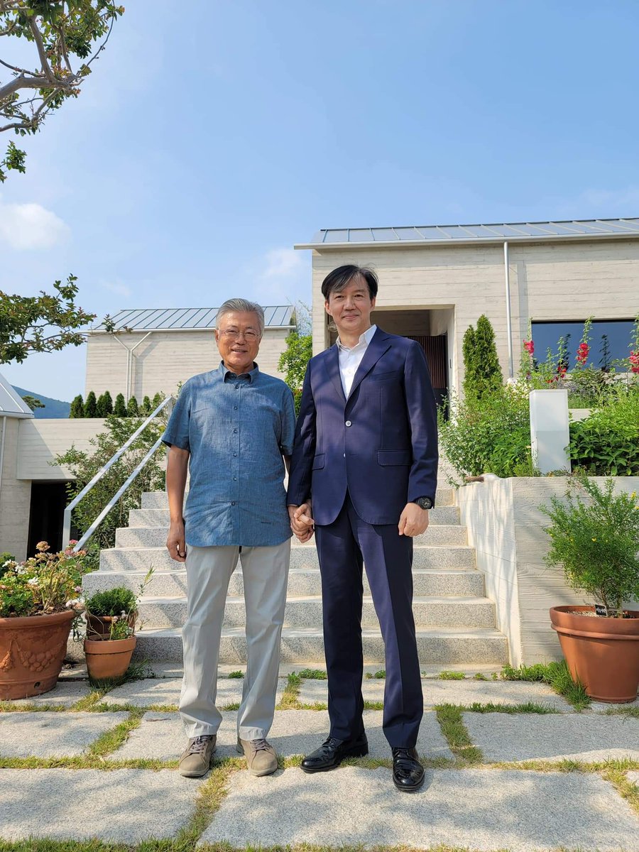 khkim2744's tweet photo. 조국 장관님

[공지사항]

2023년 6월 10일 문재인 대통령님을 오랫만에 찾아뵙고 평산책방에서 책방지기로 잠시 봉사한 후 독주를 나누고 귀경했습니다. https://t.co/N82MUyLUxh