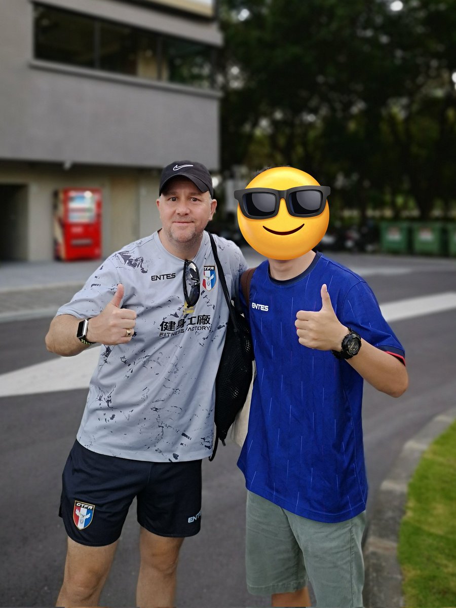 cedric_1126's tweet photo. 試合後に元東京ヴェルディ監督で現台湾代表監督のギャリーホワイト氏と写真を撮らせてもらった。自分が日本人と知ると「カントク!」「アリガトウゴザイマス!」と日本語で話しかけてくれてハート鷲掴みされた。気さくで可愛い監督だった!
#verdy
#東京ヴェルディ
#garywhite
#台湾サッカー https://t.co/bQbZV12LVI
