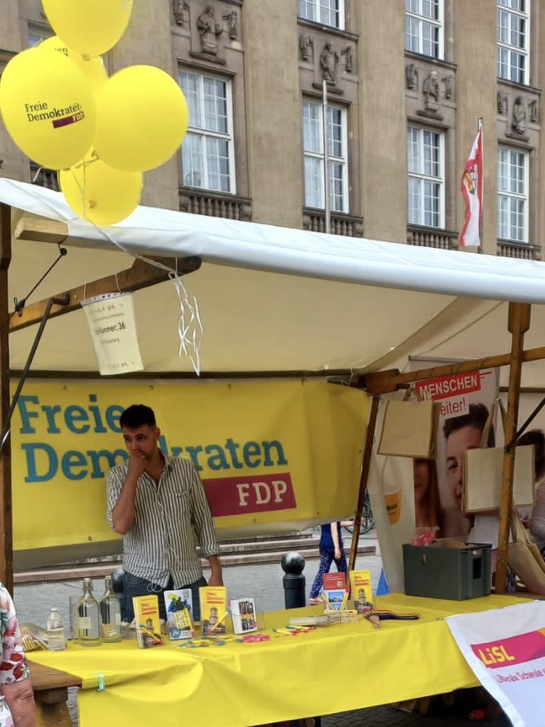 BvvFdp's tweet photo. Besuchen Sie uns auf dem Nachbarschaftsfest vor dem Rathaus Schöneberg

#bvvts #fpdtempelhofschoeneberg #nachbarschaftsfest https://t.co/1l2UtVWgMk