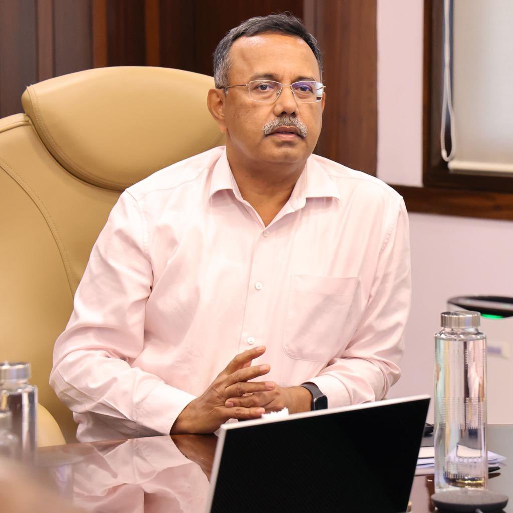 Met <a href="/DirMktg_iocl/">Director (Marketing), IndianOil</a> and engaged in a comprehensive review of our department’s activities. Discussed key issues, preventive  vigilance activities and overall status with senior officials @MktngHeadoffice <a href="/IndianOilcl/">Indian Oil Corp Ltd</a> #chairmaniocl #cvc #Mopng #aksinghips