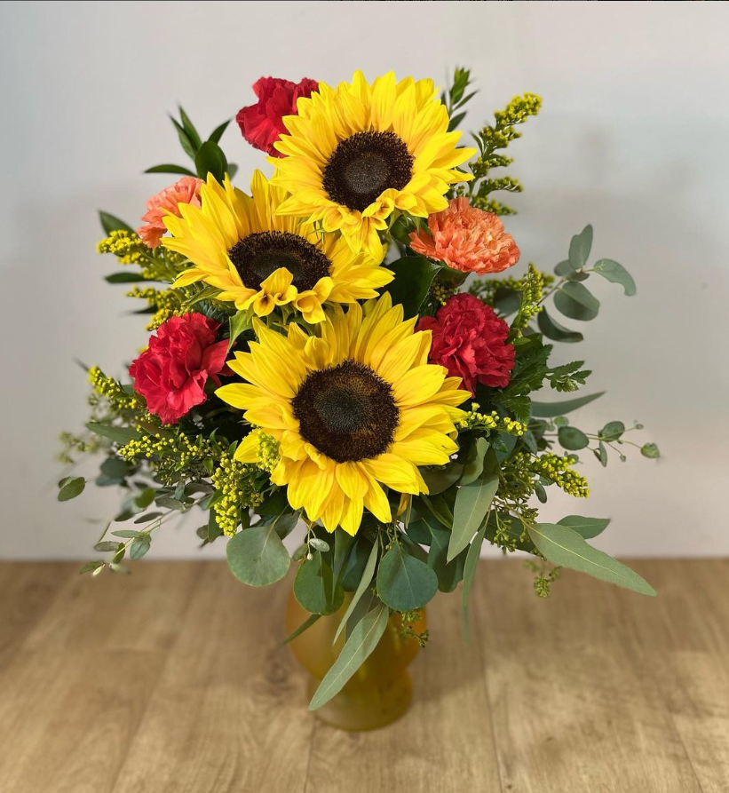 Custom flower designs are a customer favorite!  Our designers use their talent and vision to create a stunning gift like no other.😊

#watsonflowers #summer #flowersforalloccasions #sunflowers #carnations #flowers #azflorist #mesa #tempe #gilbert #flowerdelivery