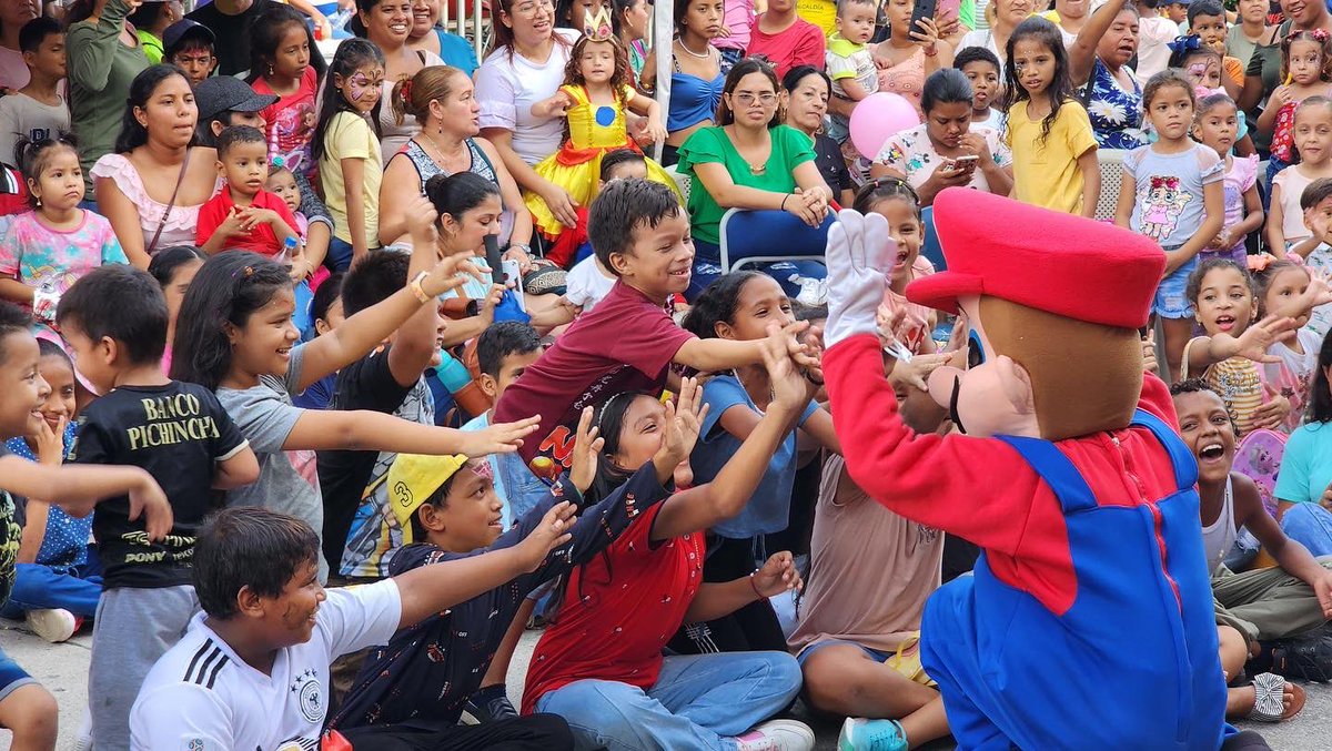gadtarifa's tweet photo. Así se disfrutó el Gran Show Infantil con la presentación de Paquito el Policía, Mario Bros y sus Amigos, juegos, paseo en el Sambo Tren, caritas pintadas y concursos. 

Se logró agasajar a cientos de niños de la parroquia gracias a la gestión del presidente Ing. @johnny_yulan https://t.co/s3hfwNvvGk