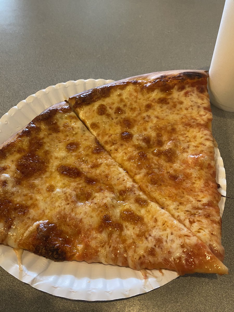 JJRyanOnAir's tweet image. Happiness in a picture. #NYStylePizza