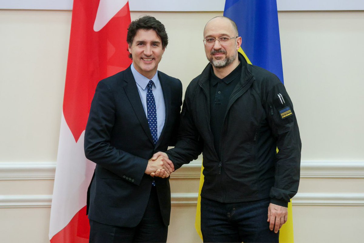 Glad to meet the Prime Minister of Canada 🇨🇦 <a href="/JustinTrudeau/">Justin Trudeau</a> in Kyiv. We discussed Canada's involvement in 🇺🇦's reconstruction. I thanked Canada for an additional 400 million USD in military aid and assistance in dealing with the aftermath of the Kakhovka HPP explosion.
