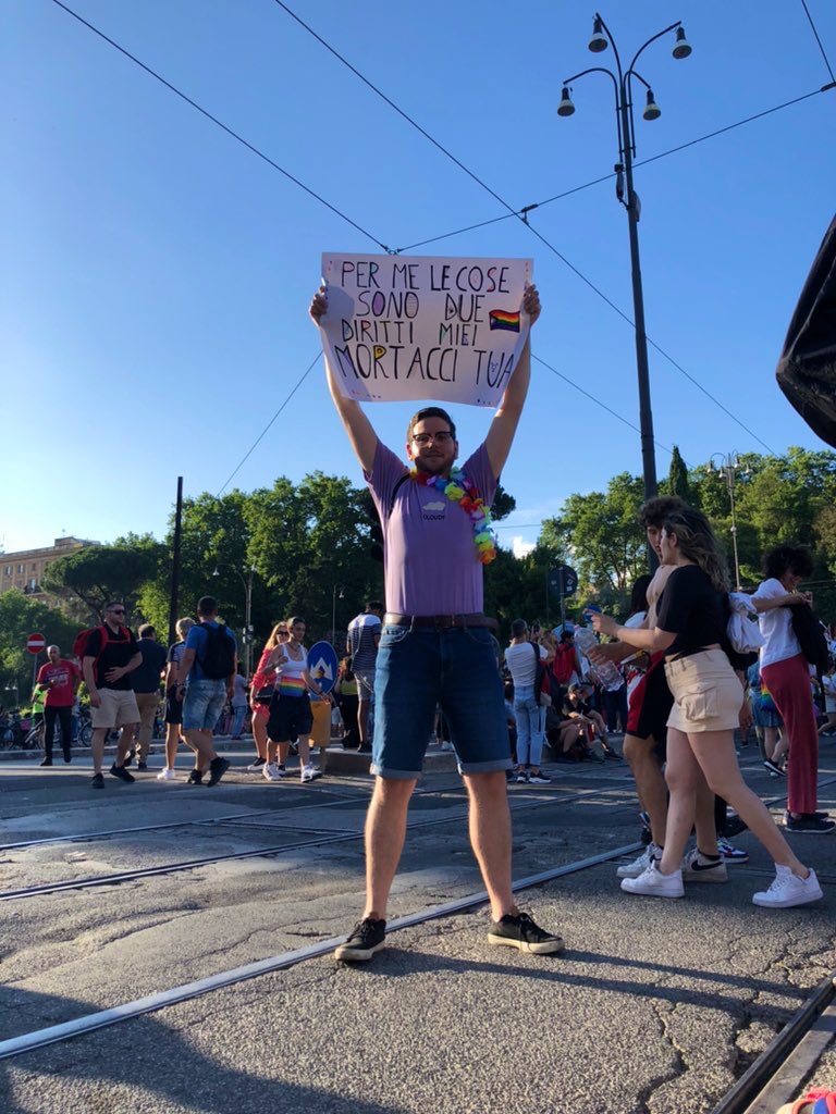 Ero io il ragazzo con quel cartello al #RomaPride 🌈❤️🦄 grazie dell’affetto che ho ricevuto
